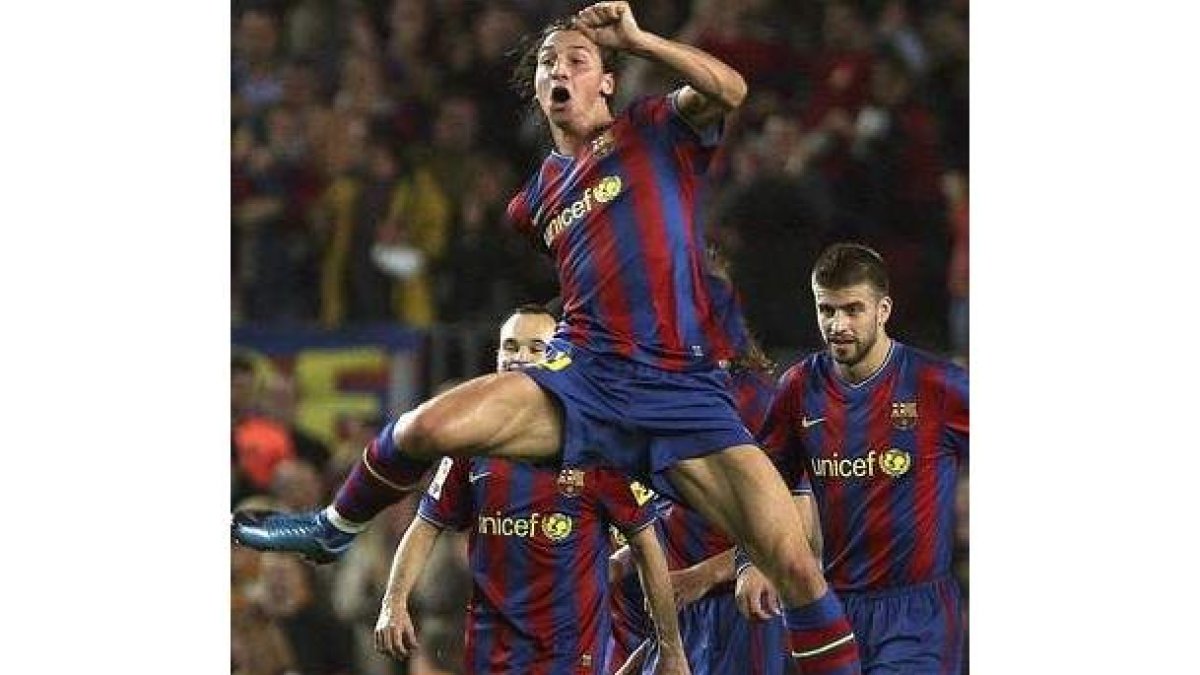 El delantero sueco del FC Barcelona, Zlatan Ibrahimovic, celebra uno de sus dos goles ayer.