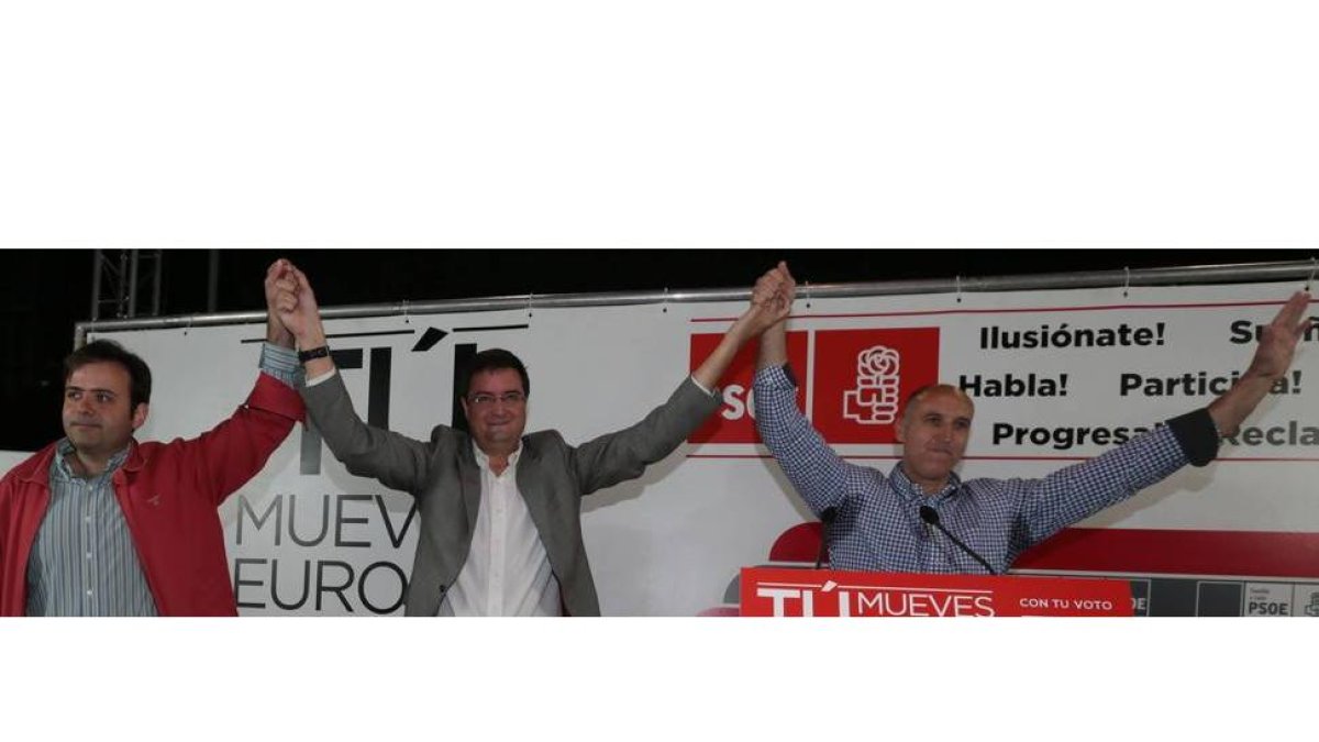 Tino Rodríguez, Óscar López y el líder de los críticos del PSOE José Antonio Díez en un acto del PSOE leonés