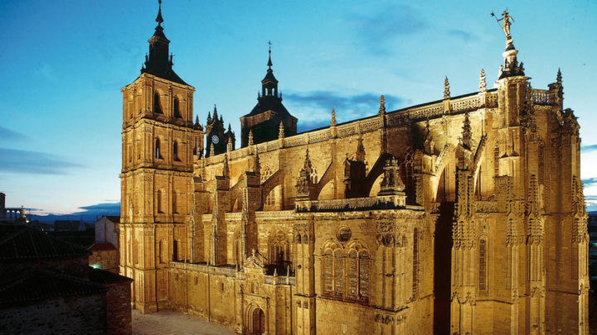Imagen nocturna de la catedral de Astorga. DL