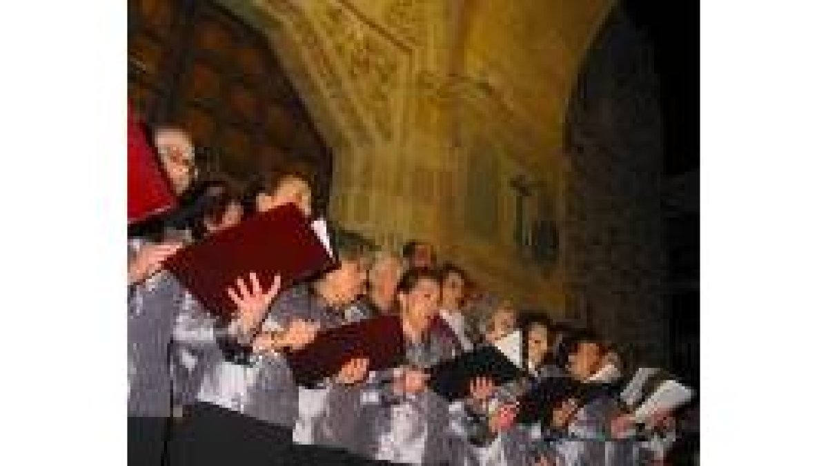La coral del milenario durante una de sus actuaciones en La Bañeza