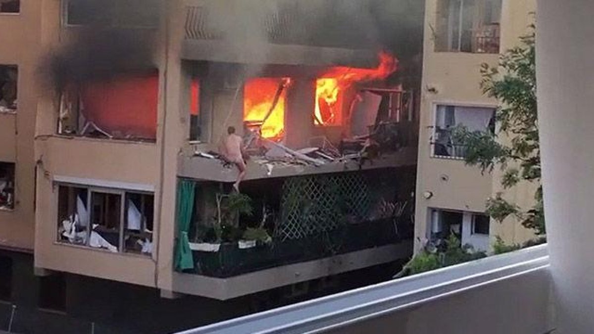 La expareja de la mujer fallecida en la explosión de Premià intenta escapar del incendio refugiándose en el balcón.