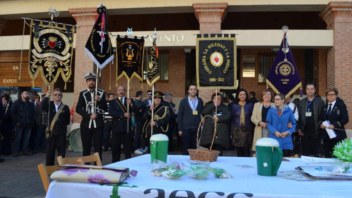 A la izquierda, la actuación de la Banda Municipal de Música de Santa María; a la derecha, representantes de las formaciones junto a los miembros de la Aecc. MEDINA