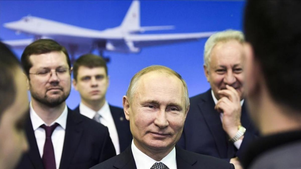 Vladimir Putin se dirige a los empleados en su visita a la planta que fabrica el nuevo avión TU-160, en Kazan.