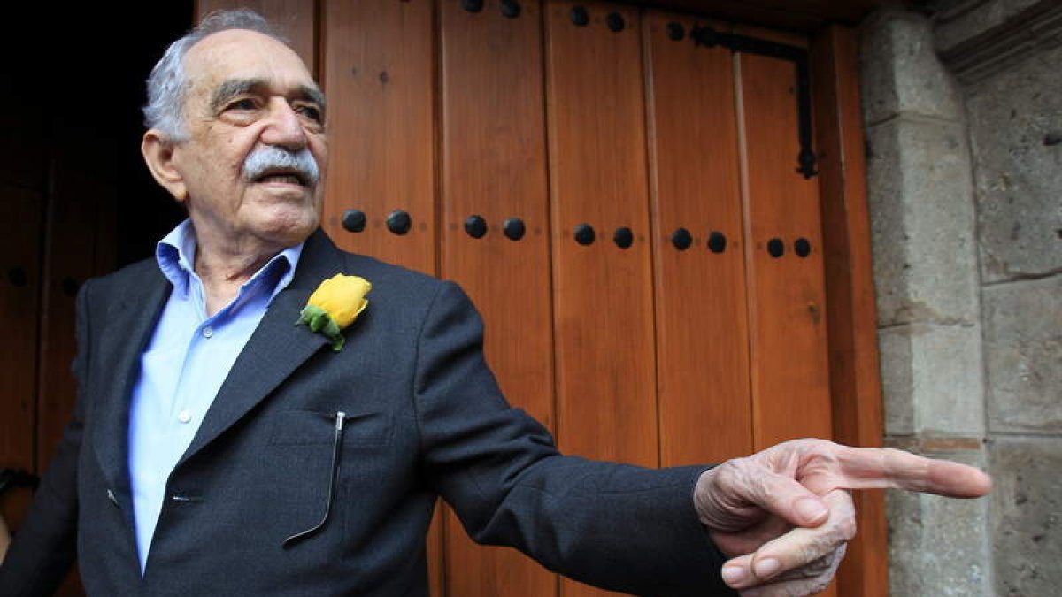 García Márquez a la puerta de su casa en México el pasado 6 de marzo, día de su cumpleaños, atiende a los periodistas.