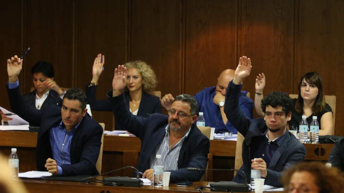 Ediles del PP y Ciudanos levantando la mano para votar, ayer en un momento del pleno. L. DE LA MATA
