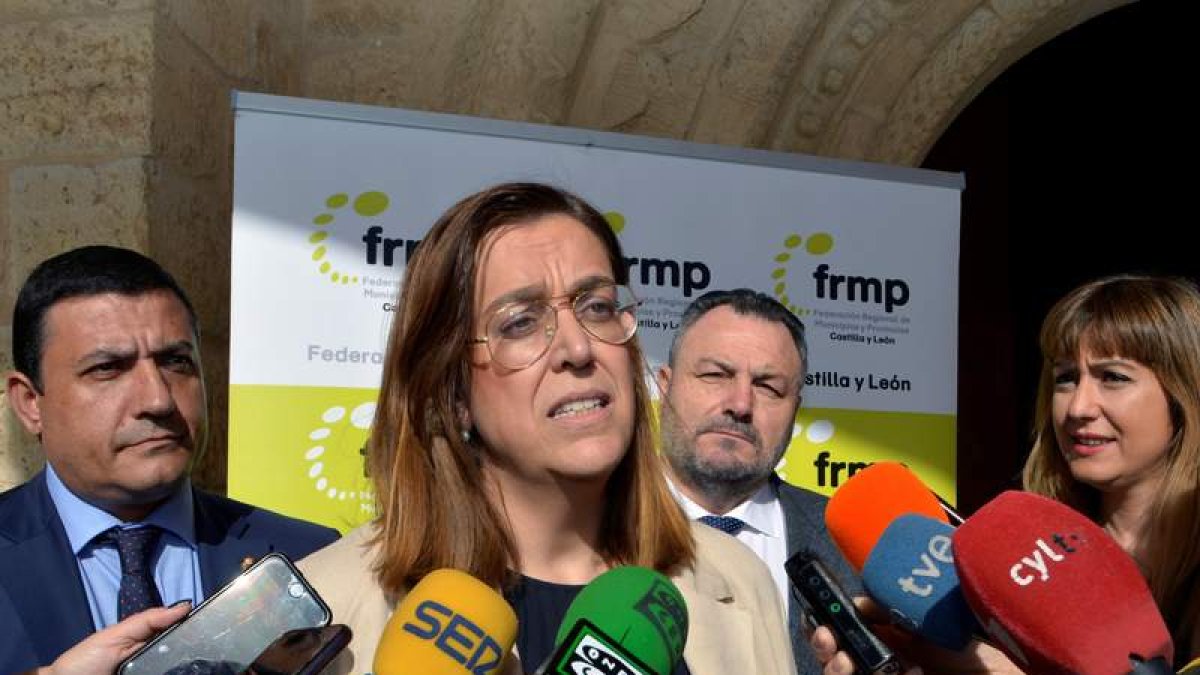 La presidenta de la FRMP, Ángeles Armisén, y tras ella, Eduardo Morán. A. ÁLVAREZ