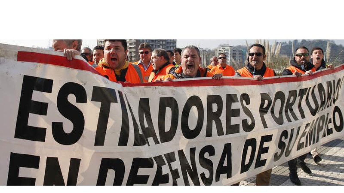 Estibadores del Puerto de Pasajes, durante una protesta la semana pasada. JUAN HERRERO