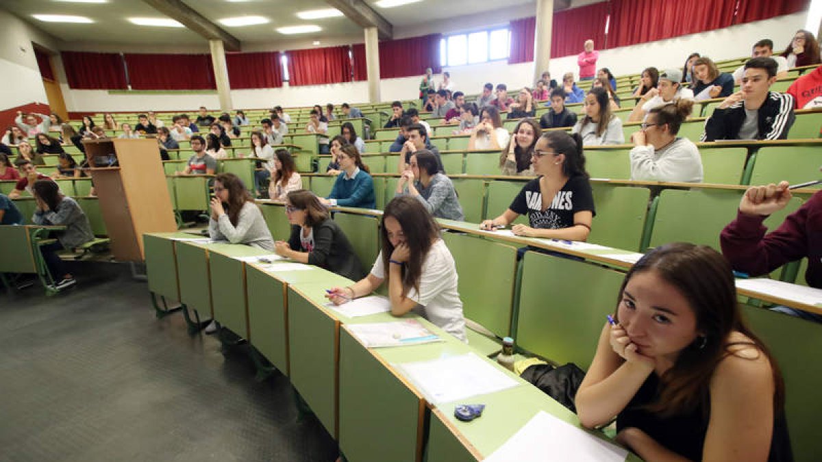 Una de las aulas de Derecho en las que se hizo ayer la selectividad. RAMIRO