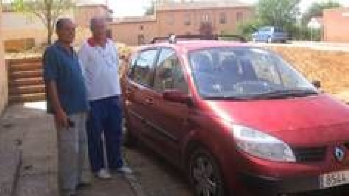 El alcalde de Fuentes, Victorino Blanco y el concejal Daniel de Campo, junto a un coche afectado