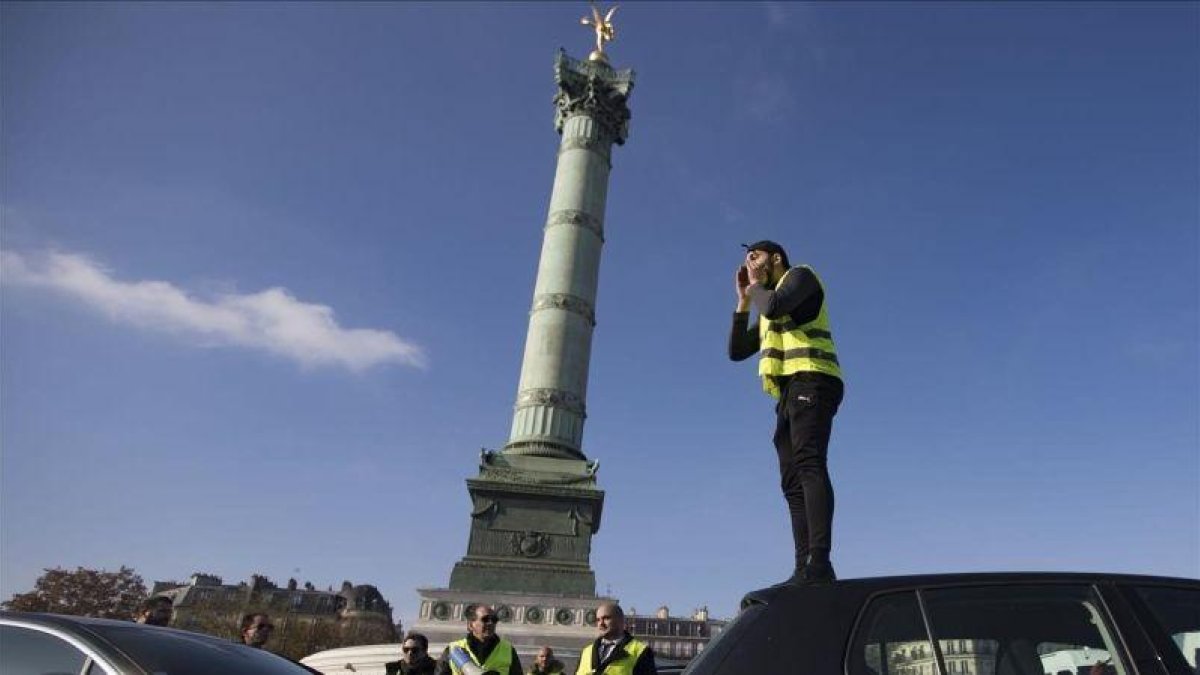 Un hombre se dirige a los manifestantes este sábado en la plaza de la Bastilla de París.