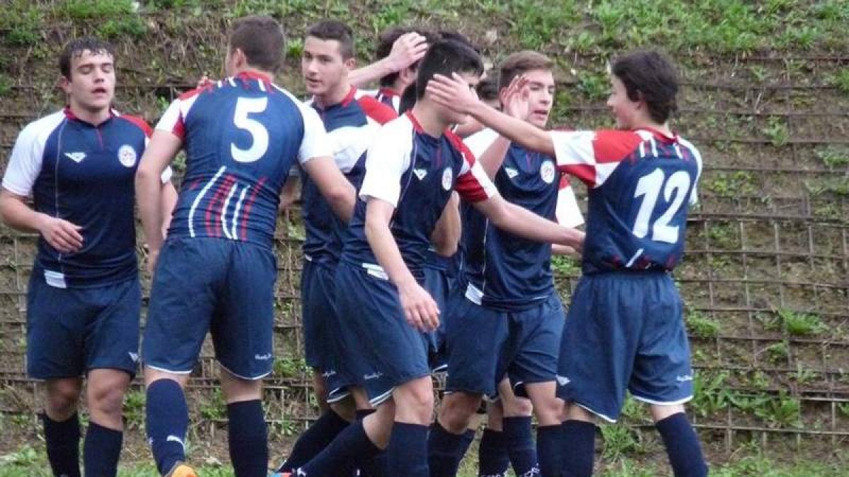 La selección juvenil celebra el gol que cerraba el partido.