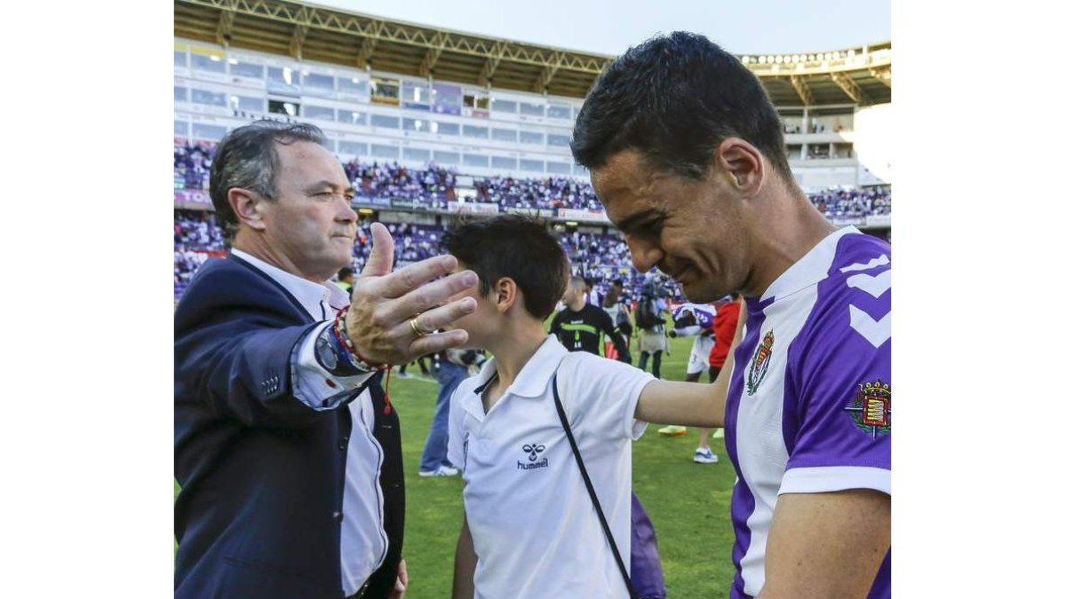 Juan Ignacio Martínez consuela a sus jugadores tras perder ante el Granada