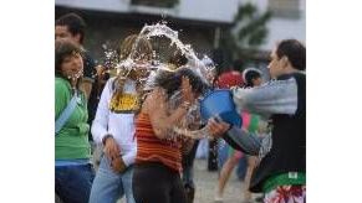 Los jóvenes son los que más disfrutan de la fiesta del agua