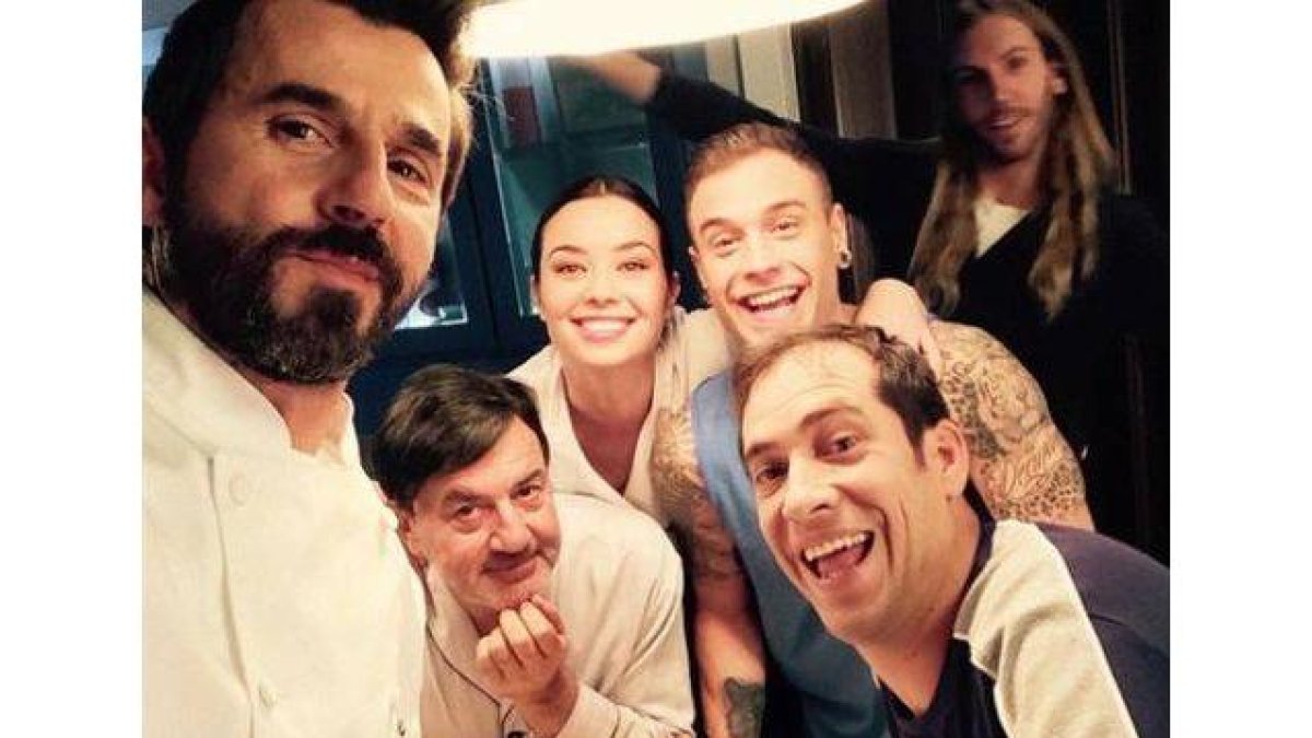 Foto de Instagram de la actriz Dafne Fernández, con sus compañeros de 'Chiringuito de Pepe'.