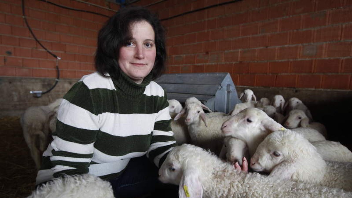 Noelia Aparicio, en una foto de archivo durante una entrevista, junto a sus ovejas. JESÚS F. SALVADORES