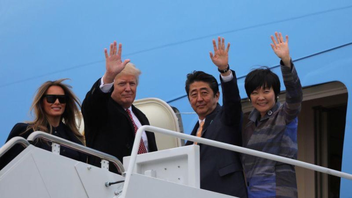 El presidente Donald Trump y su esposa, Melania, con el primer ministro japonés, Shinzo Abe, y su esposa, Akie Abe, a punto de entrar en al Air Force One.