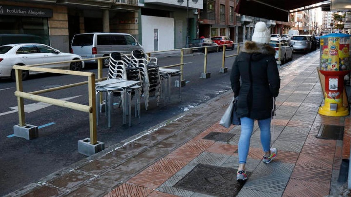 Desde la pandemia se permitió ocupar plazas de aparcamiento para sacar las terrazas de las aceras a menos de 1,8 metros de la fachada. FERNANDO OTERO