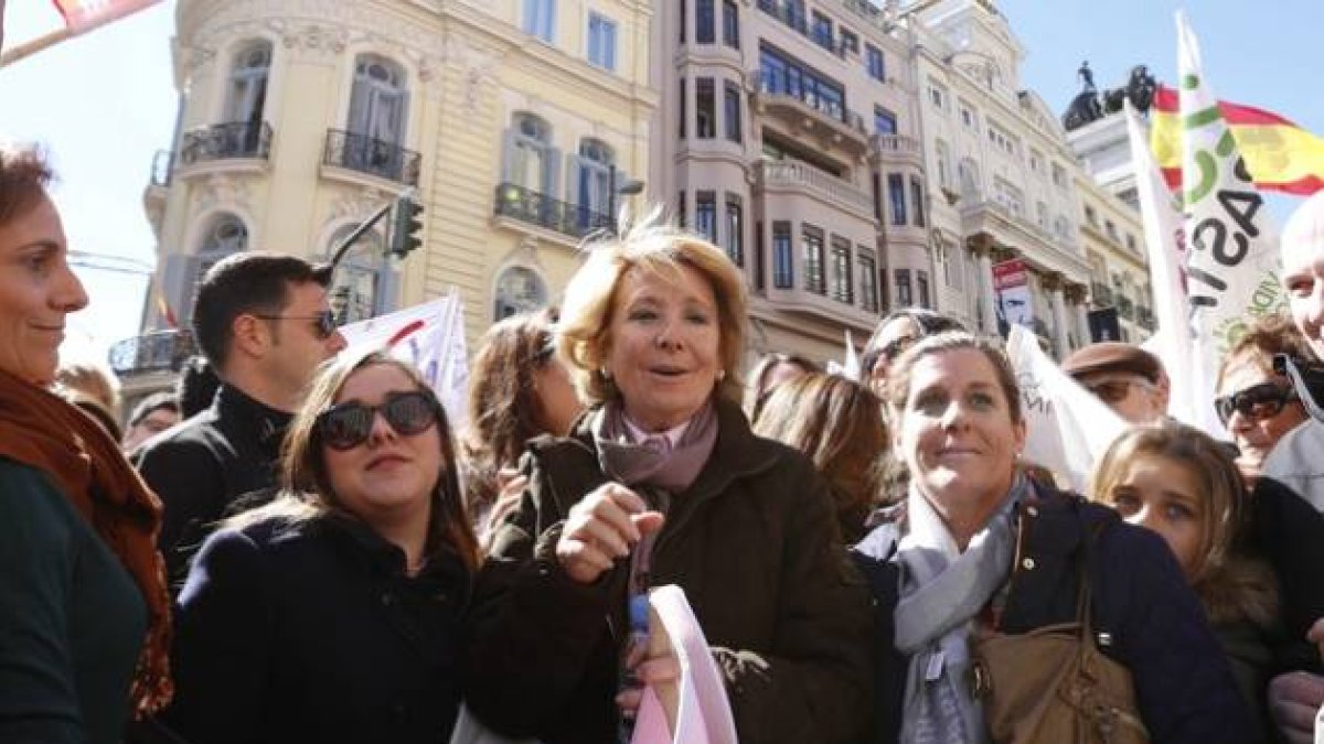 Esperanza Aguirre, rodeada de manifestantes, este sábado en Madrid.
