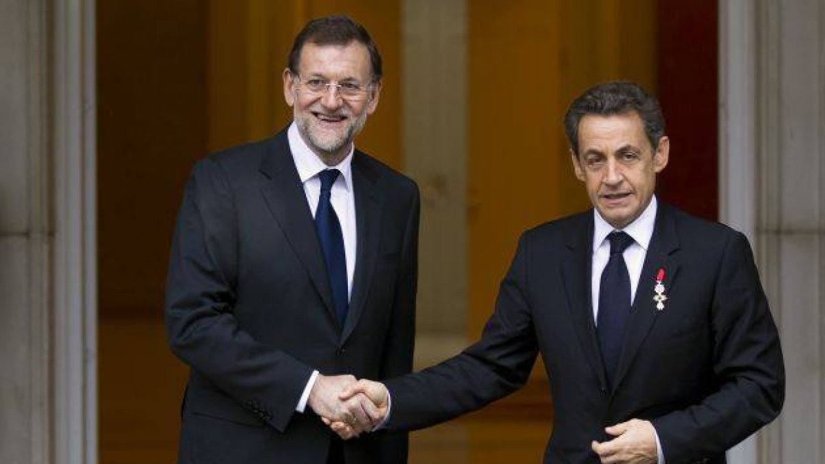 Mariano Rajoy, presidente del Gobierno, junto al presidente de Francia, Nicolas Sarkozy, en el Palacio de la Moncloa.