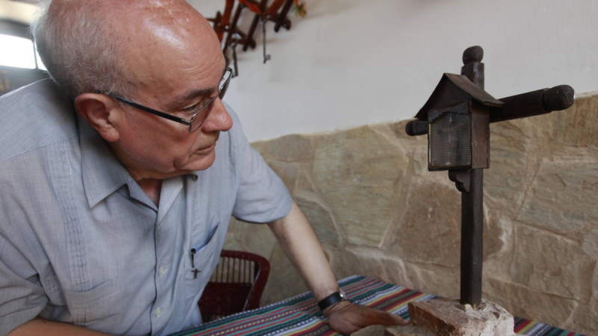 Aunque reside en Barcelona desde hace años, el padre Juan José Gallego no se olvida de su tierra natal y suele pasar los veranos en Castrillo de los Polvazares.