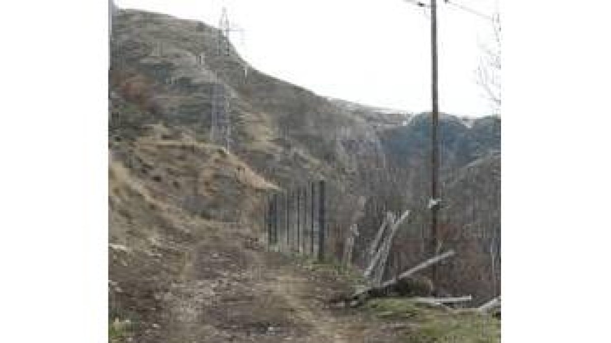 Un tramo del acceso al puerto de Pinos