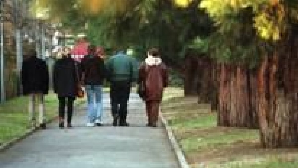 Un grupo de mujeres maltratadas pasean por un parque de León.