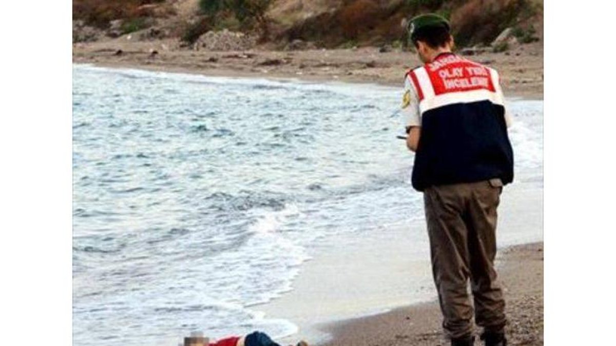 Un guardacostas turco se lleva el cuerpo sin vida de Aylan Kurdi, de tres años.