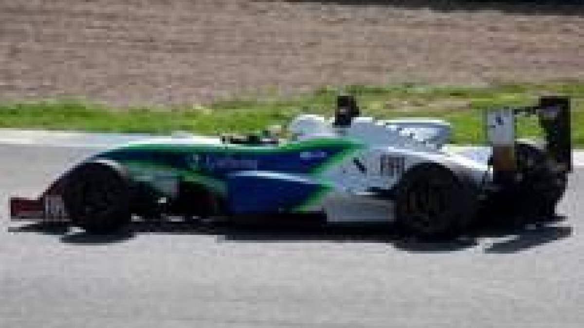 El piloto berciano Toño Fernández rueda con su F-3 en el circuito de Jerez
