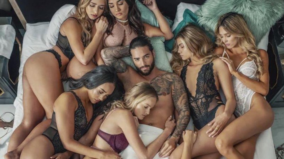 La imagen de Maluma rodeado de chicas semidesnudas, uno de los últimos focos de polémica del cantante colombiano.