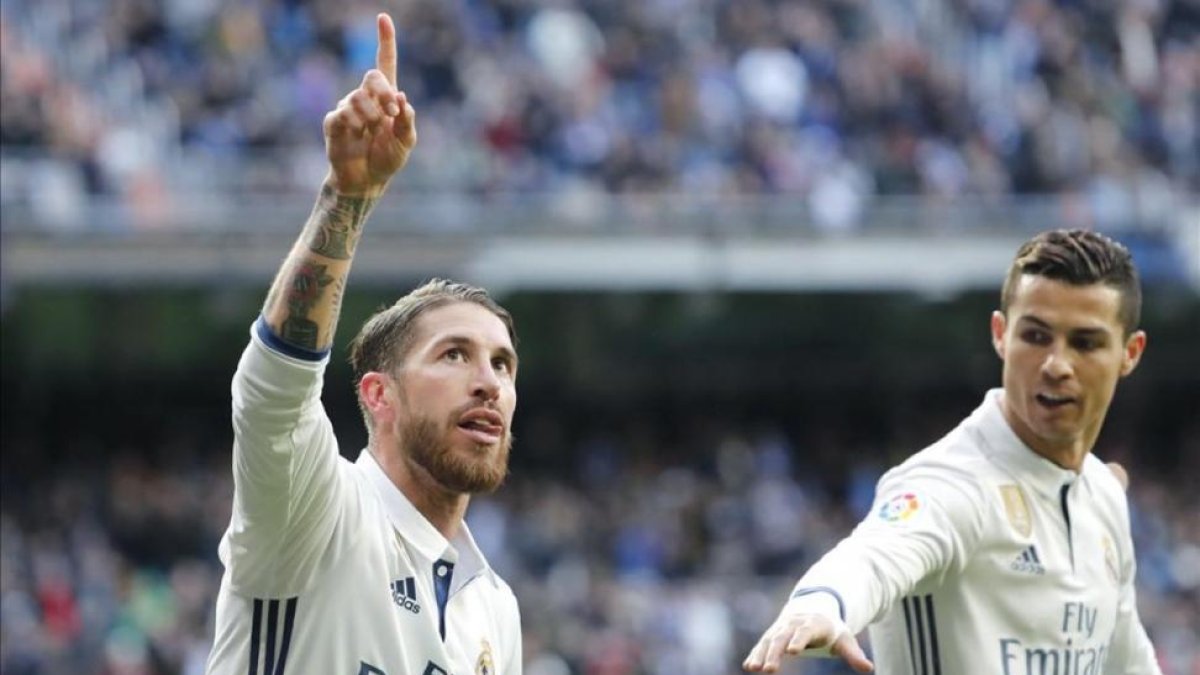 Sergio Ramos celebra su primer gol ante el Málaga, en el Bernabéu.