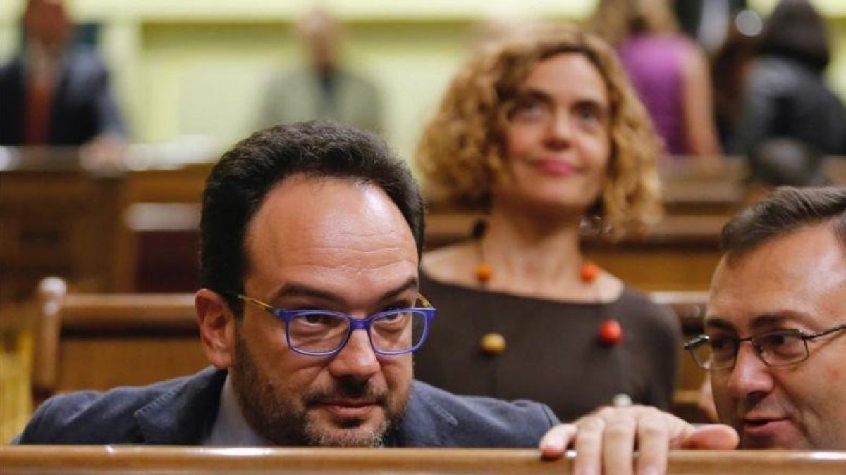 El portavoz parlamentario del PSOE, Antonio Hernando, con la catalana Meritxell Batet al fondo, este jueves.