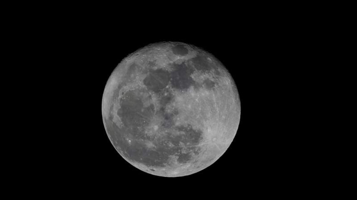 Es la primera vez que se encuentra agua en la Luna con la utilización del telescopio Sofía. BIENVENIDO VELASCO