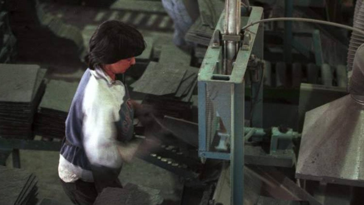 Una de los 1.500 trabajadores con los que cuenta el sector de la pizarra en el Bierzo y Cabrera, en una imagen de archivo.