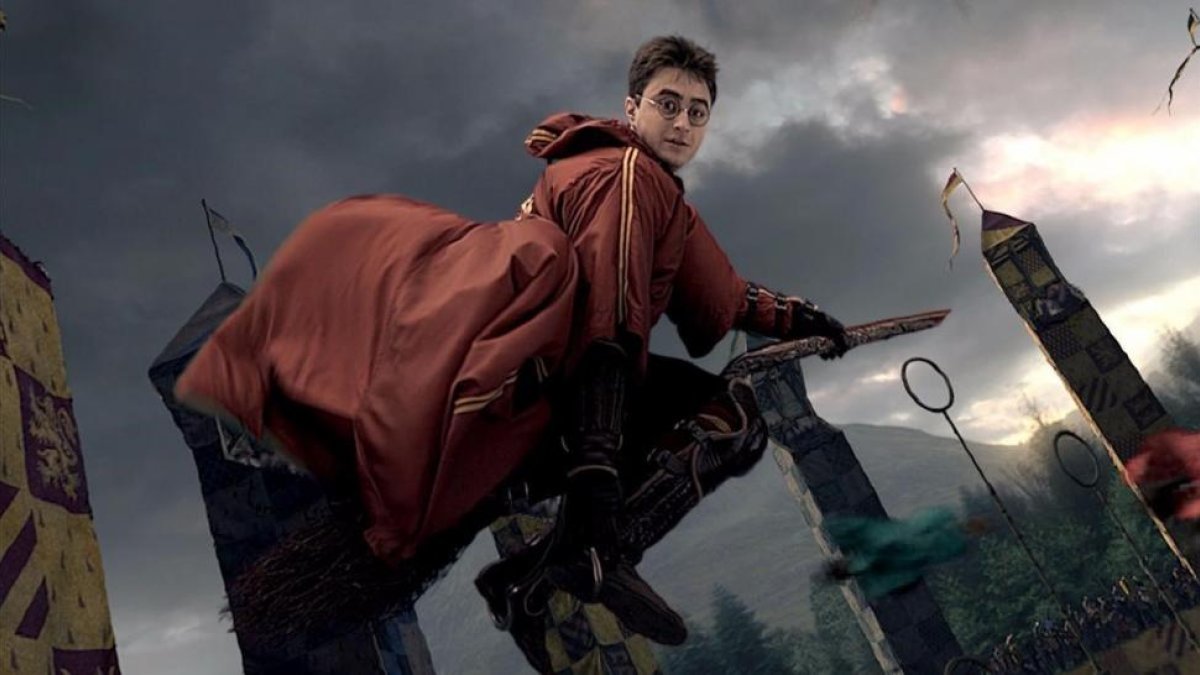 Harry Potter jugando a quidditch en un fotograma de El Cáliz de Fuego.