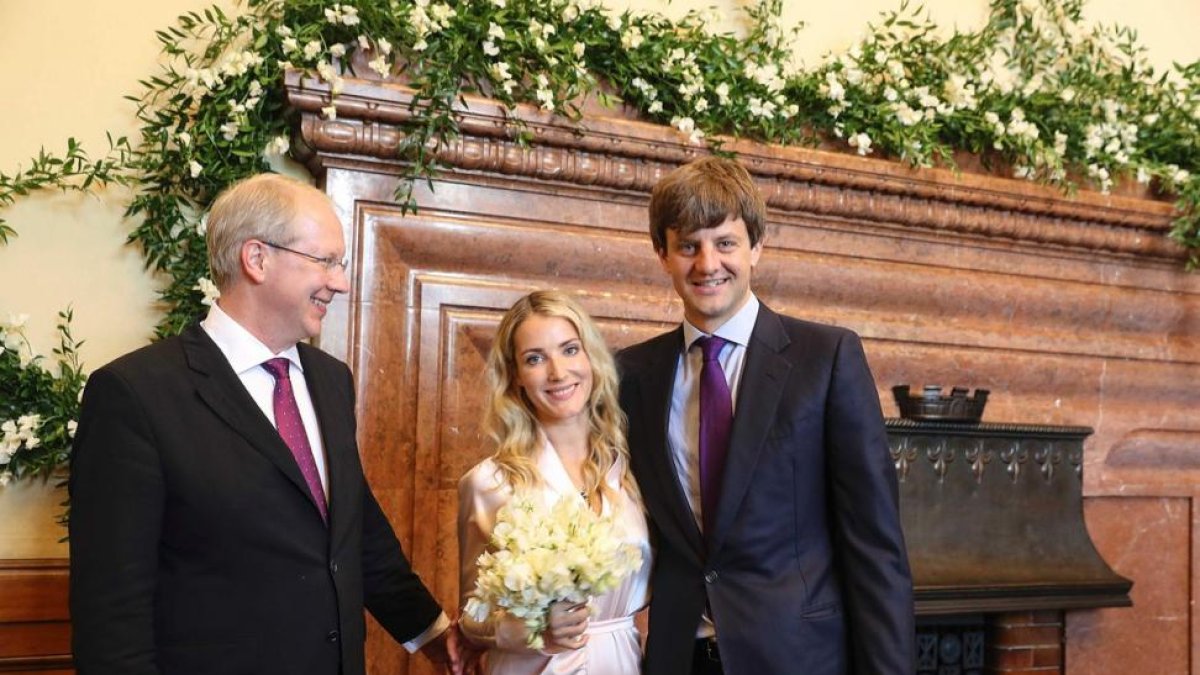 Ernesto Augusto Jr. y Ekaterina Malysheva, junto al alcalde Stefan Schosto, tras contraer matrimonio.