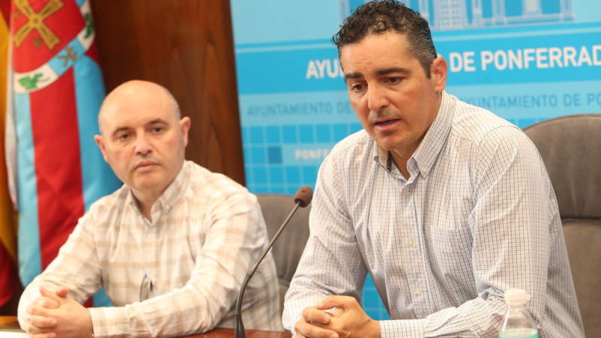 Manuel Ferreiro y Roberto Mendo, ayer en la comparecencia ante los medios. L. DE LA MATA