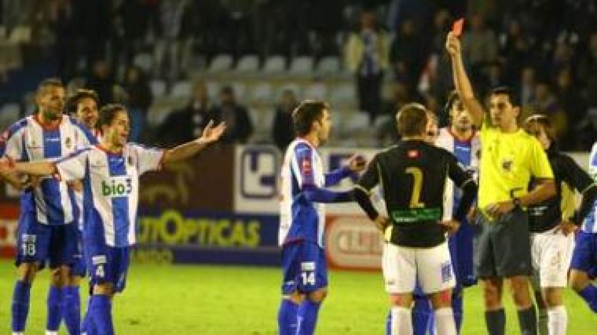 El delantero de la Deportiva Ponferradina De Paula consiguió el gol que desequilibró un duelo provin