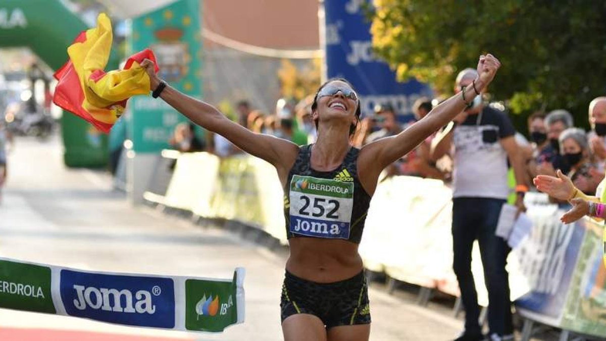 Nuria celebra en el momento de cruzar la mera su triunfo en el Nacional de Media Maratón. GASPAR LUNA