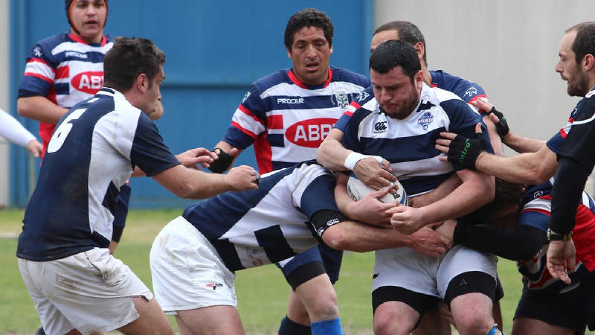 Herreras, el capitán de Bierzo Rugby, intenta lanzar en un maul ante los gallegos.