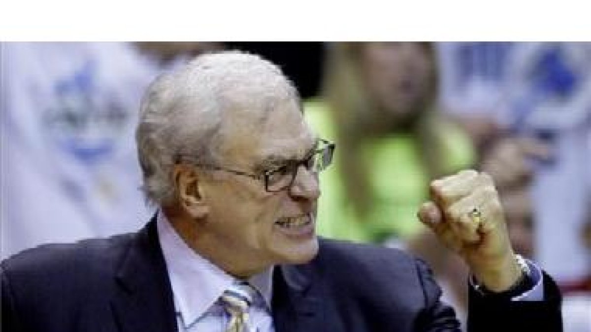 El entrenador de los Lakers, Phil Jackson, en un gesto de rabia durante el partido.