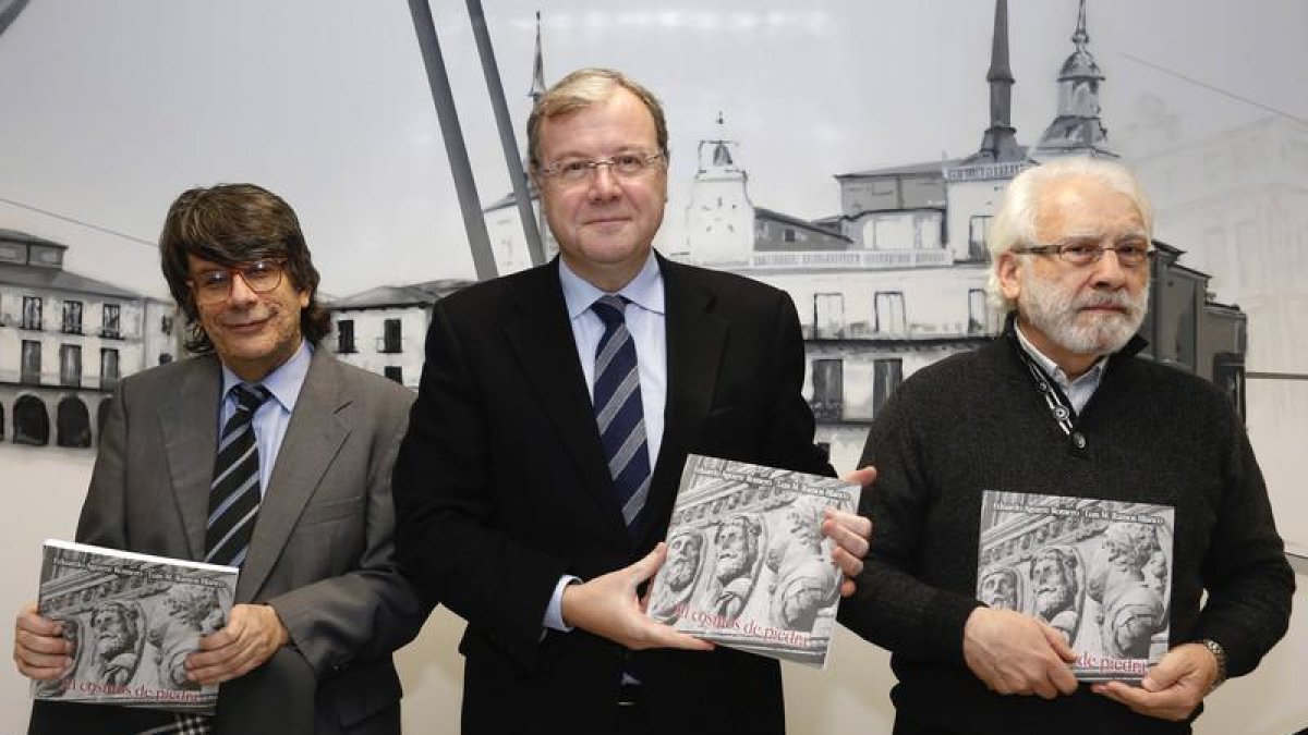 Eduardo Aguirre, Antonio Silván y Luis Miguel Ramos en la presentación del libro