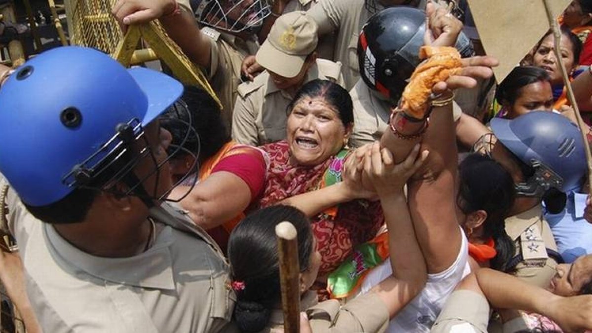 Disturbios entre la policia y los simpatizantes del Bharatiya Janata Party (BJP), en Lucknow.