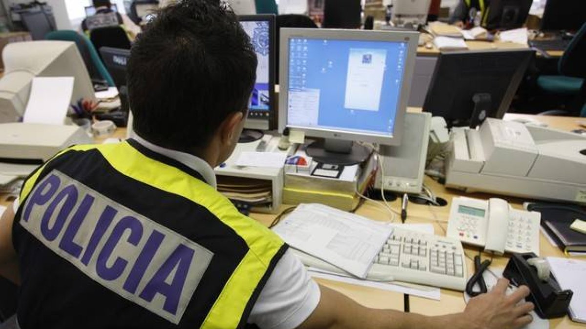 Un agente rastrea internet en busca de delincuentes que trafican con material pedófilo.