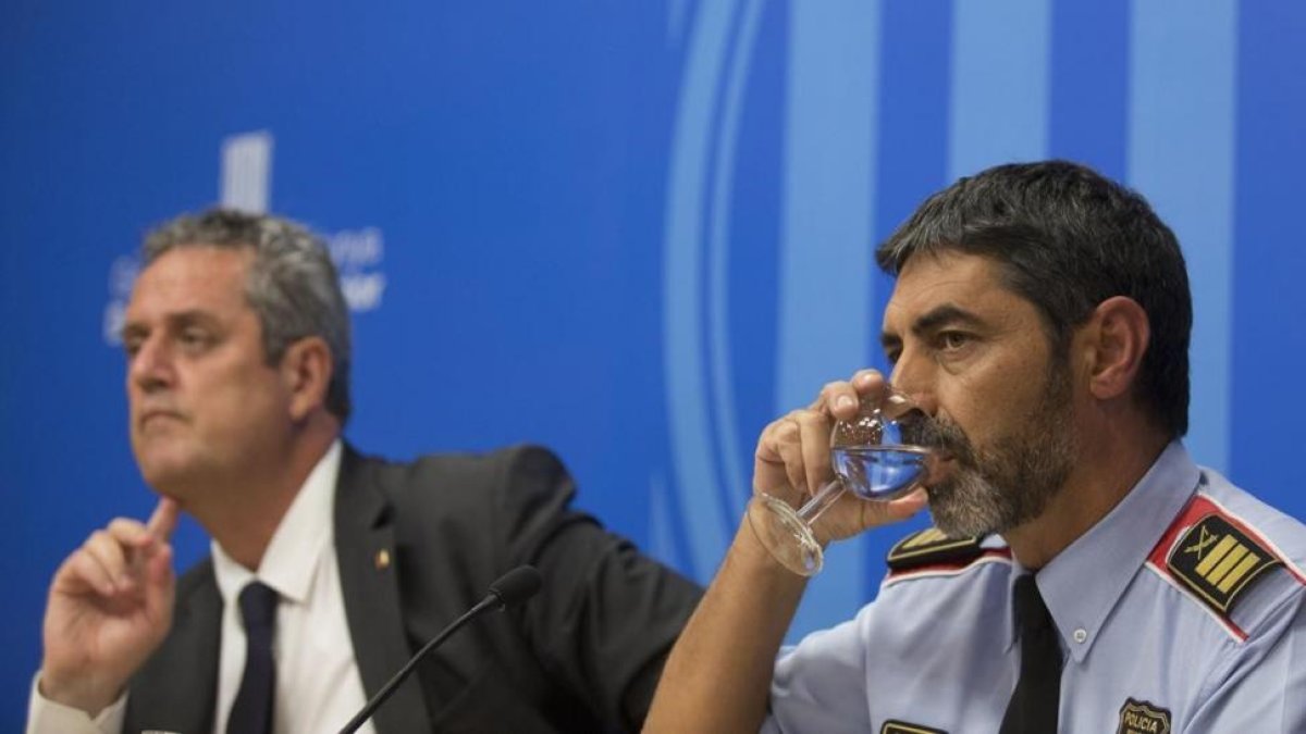 Joaquim Forn y Josep Lluís Trapero en la rueda de prensa en la que señalaron a dos periodistas de EL PERIÓDICO.