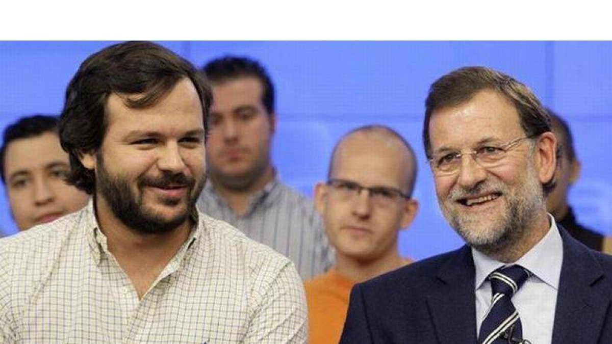 El presidente del Gobierno, Mariano Rajoy, junto al presidente de las Nuevas Generaciones del PP, Ignacio Uriarte.