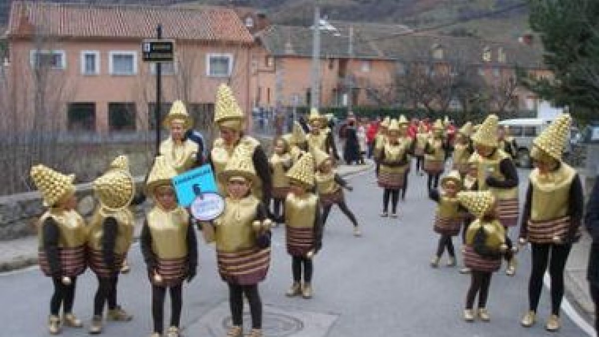 La comparsa de los «Ferrero Rocher» ganó el concurso en la capital gordonesa.