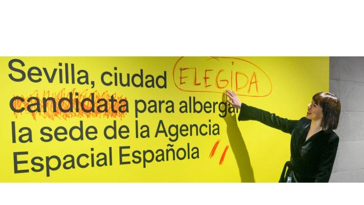 La ministra Diana Morant ante un letrero que confirma a Sevilla como sede de la agencia. DL