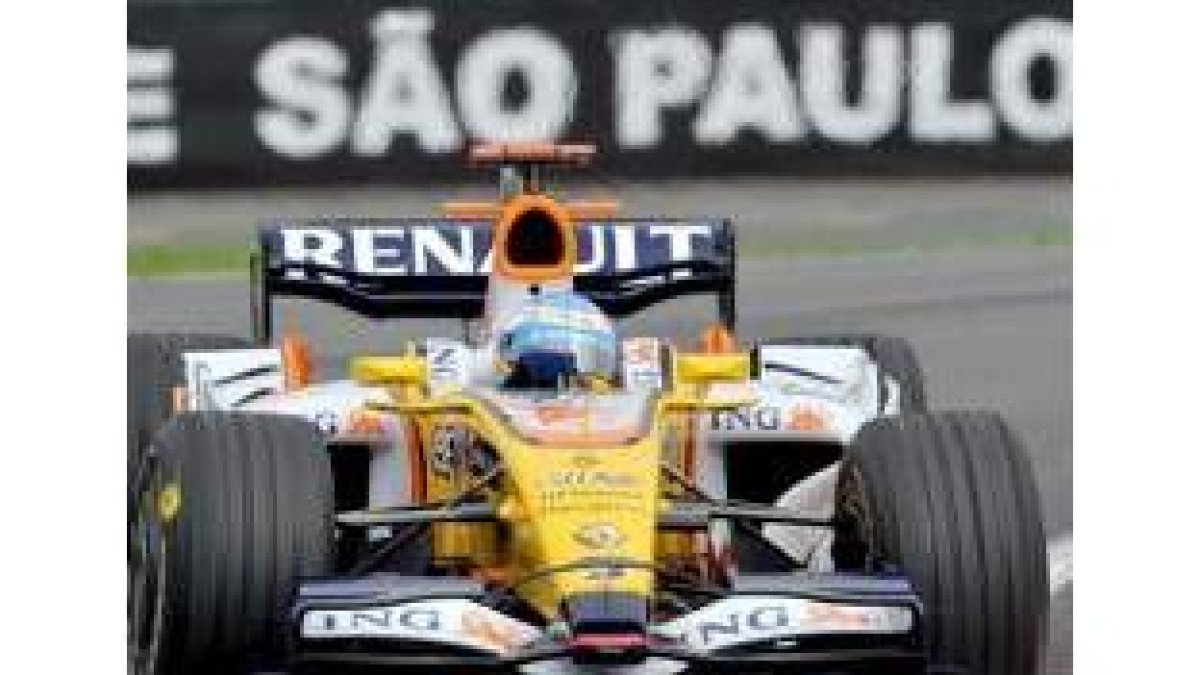 El piloto español  Fernando Alonso en los entrenamientos de ayer