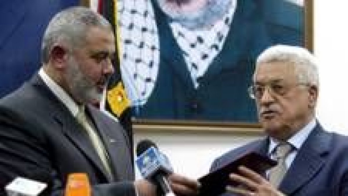 El primer ministro palestino, Haniye, junto al presidente de la Autoridad Nacional Palestina, Abás