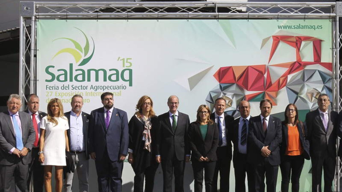 Foto de familia de los representantes de las Diputaciones de Castilla y León, ayer, en Salamanca.